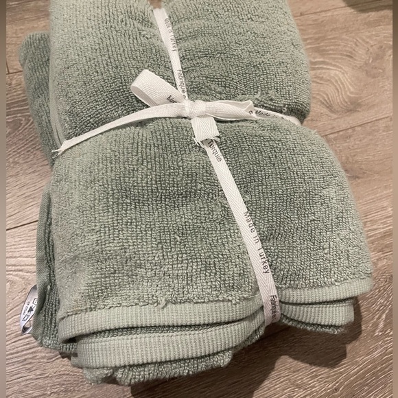 Brand new set of towels - Picture 3 of 3